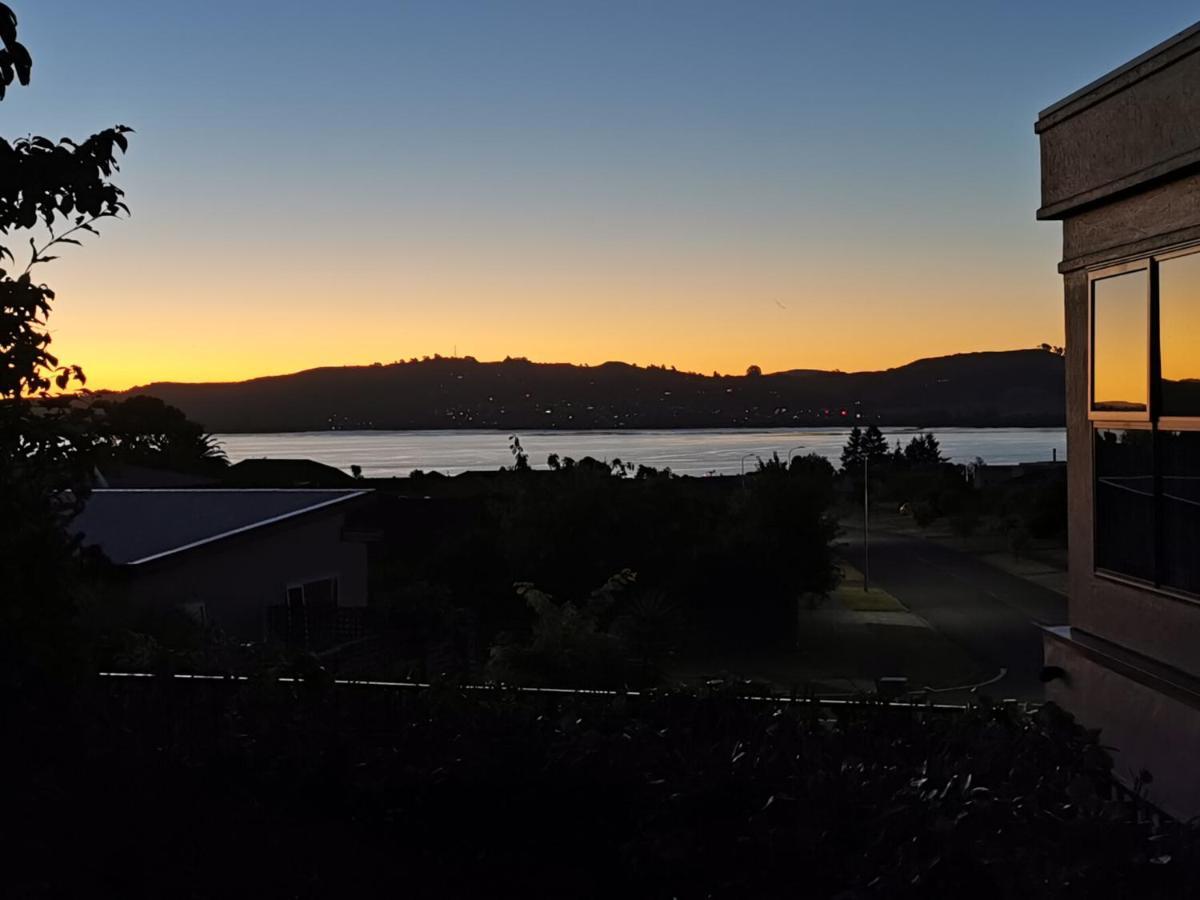 Lake Taupo Holiday Home ภายนอก รูปภาพ