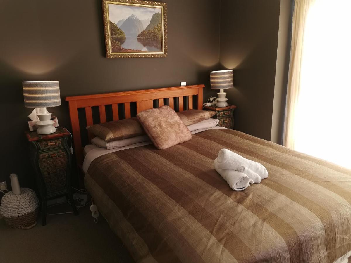 Lake Taupo Holiday Home ภายนอก รูปภาพ